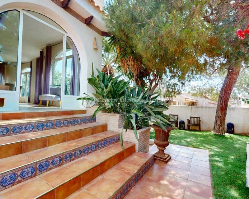 5 Zimmer Villa zu verkaufen in La Zenia mit Pool - 795.000 € (Ref: 9172016)
