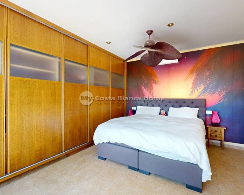 5 Zimmer Villa zu verkaufen in La Zenia mit Pool - 795.000 € (Ref: 9172016)