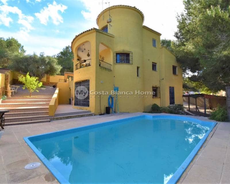 Chalet de 6 habitaciones en Villamartin en venta con piscina - 450.000 € (Ref: 9172019)