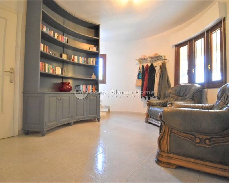 Chalet de 6 habitaciones en Villamartin en venta con piscina - 450.000 € (Ref: 9172019)