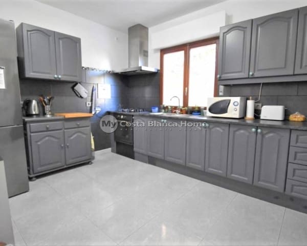 Chalet de 6 habitaciones en Villamartin, Orihuela en venta con piscina - 450.000 € (Ref: 9172019)