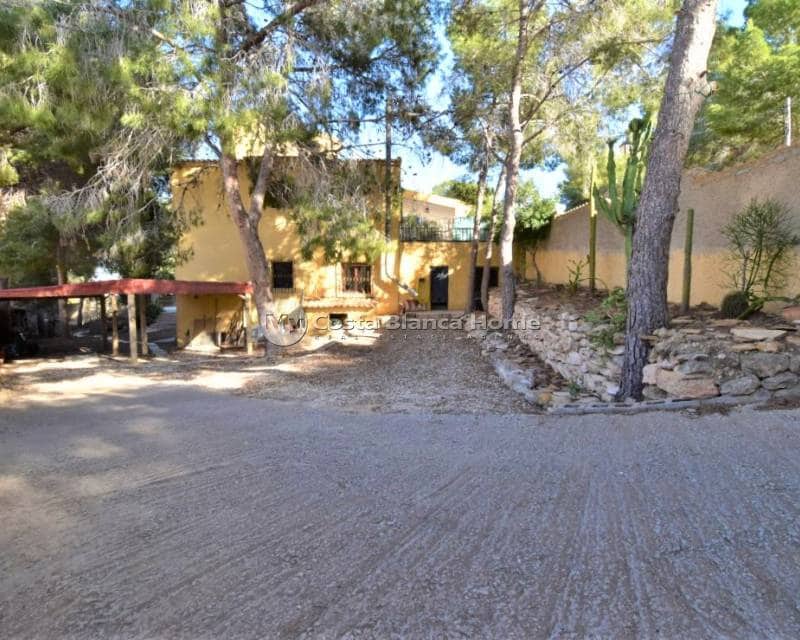 Chalet de 6 habitaciones en Villamartin en venta con piscina - 450.000 € (Ref: 9172019)