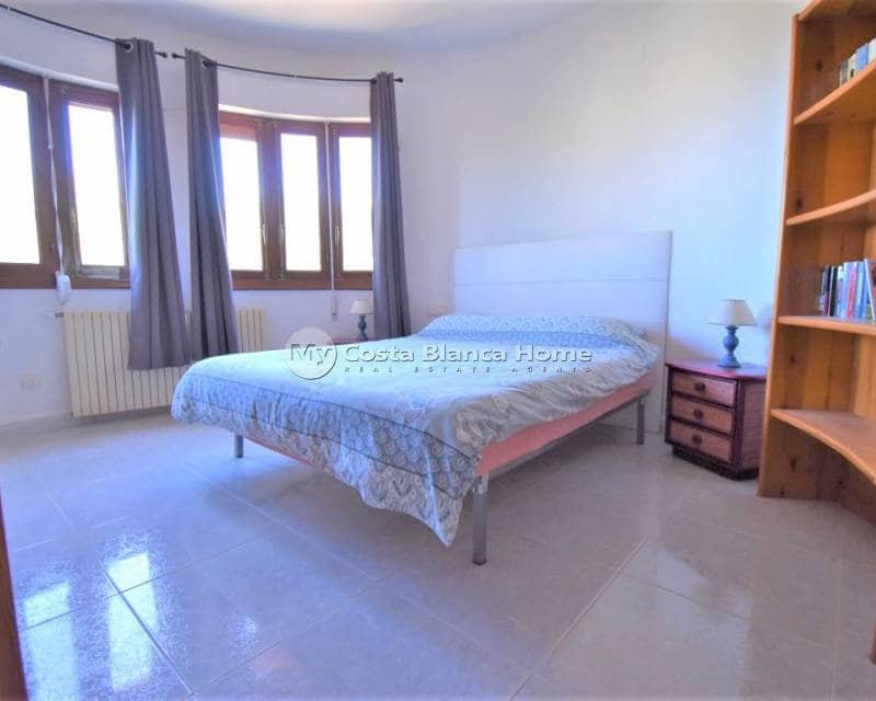 Chalet de 6 habitaciones en Villamartin en venta con piscina - 450.000 € (Ref: 9172019)