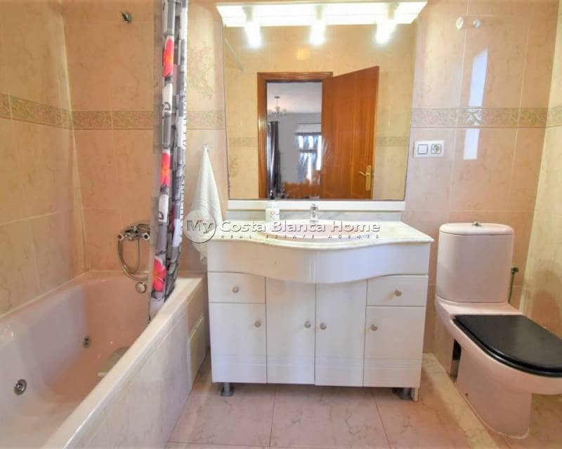 Chalet de 6 habitaciones en Villamartin en venta con piscina - 450.000 € (Ref: 9172019)