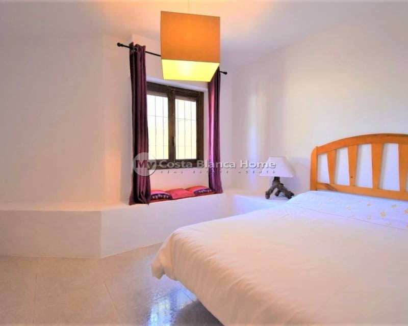 Chalet de 6 habitaciones en Villamartin en venta con piscina - 450.000 € (Ref: 9172019)