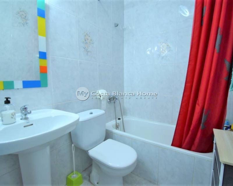 Chalet de 6 habitaciones en Villamartin en venta con piscina - 450.000 € (Ref: 9172019)