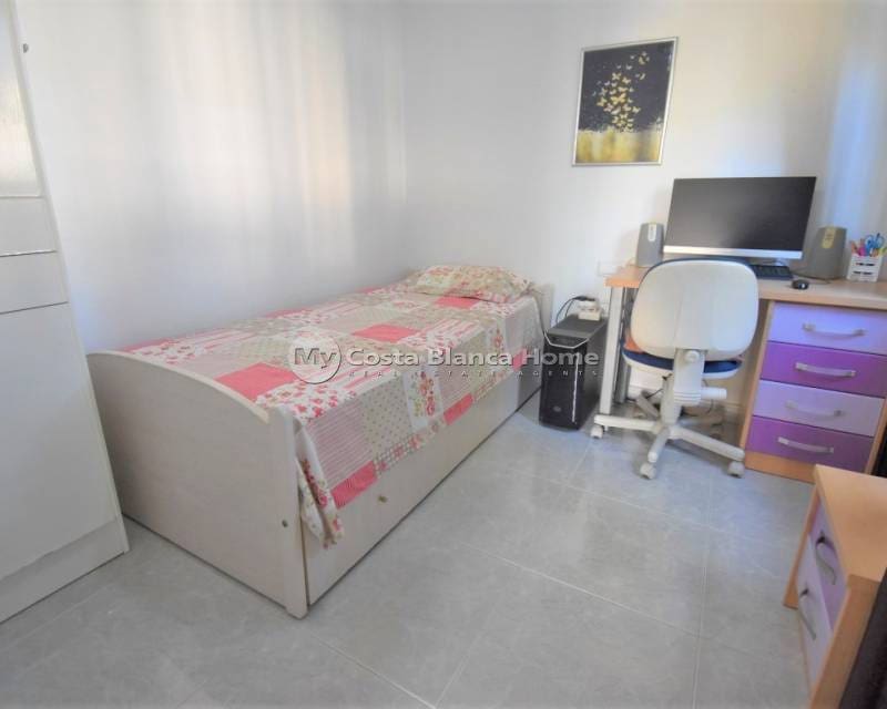 Chalet de 6 habitaciones en Villamartin en venta con piscina - 450.000 € (Ref: 9172019)