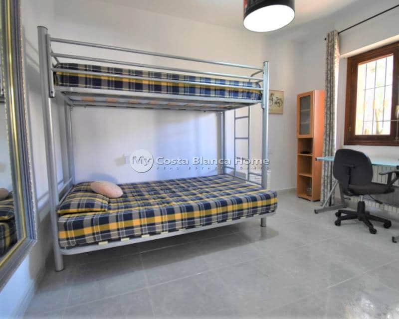 Chalet de 6 habitaciones en Villamartin en venta con piscina - 450.000 € (Ref: 9172019)