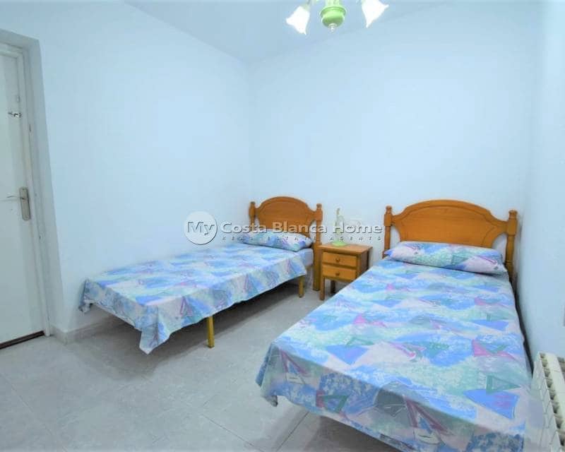 Chalet de 6 habitaciones en Villamartin en venta con piscina - 450.000 € (Ref: 9172019)