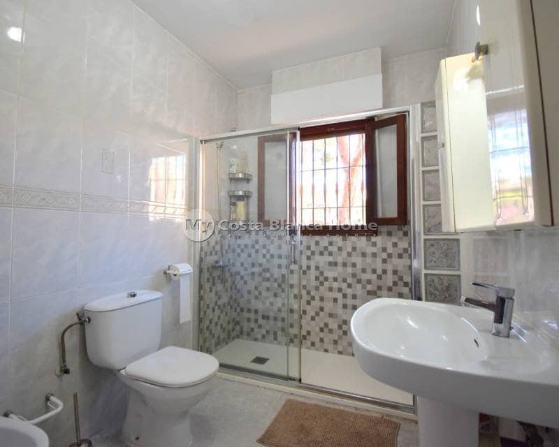 Chalet de 6 habitaciones en Villamartin en venta con piscina - 450.000 € (Ref: 9172019)