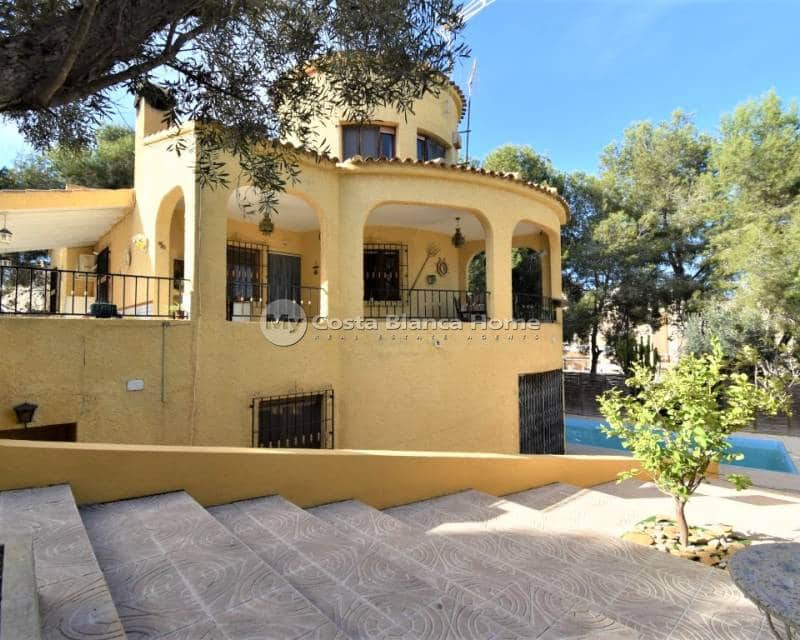 Chalet de 6 habitaciones en Villamartin en venta con piscina - 450.000 € (Ref: 9172019)