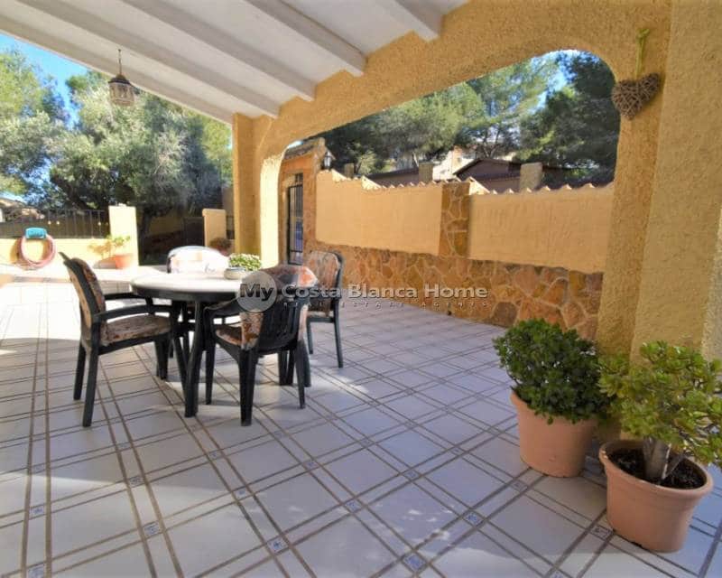 Chalet de 6 habitaciones en Villamartin en venta con piscina - 450.000 € (Ref: 9172019)