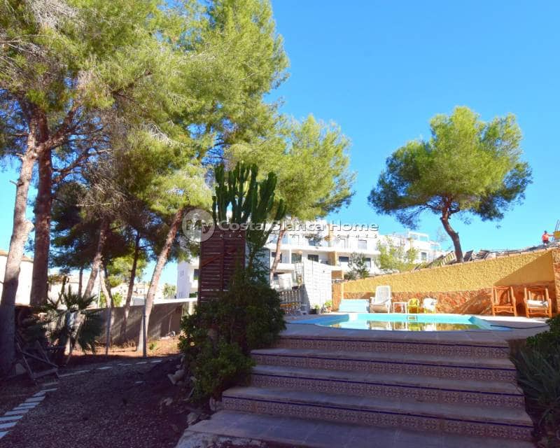 Chalet de 6 habitaciones en Villamartin en venta con piscina - 450.000 € (Ref: 9172019)