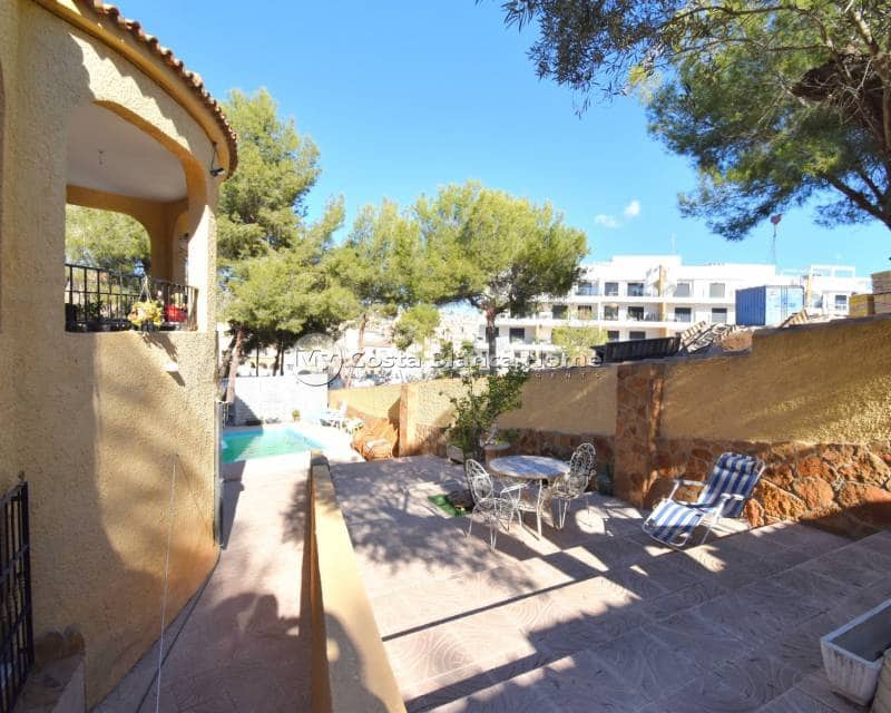 Chalet de 6 habitaciones en Villamartin en venta con piscina - 450.000 € (Ref: 9172019)
