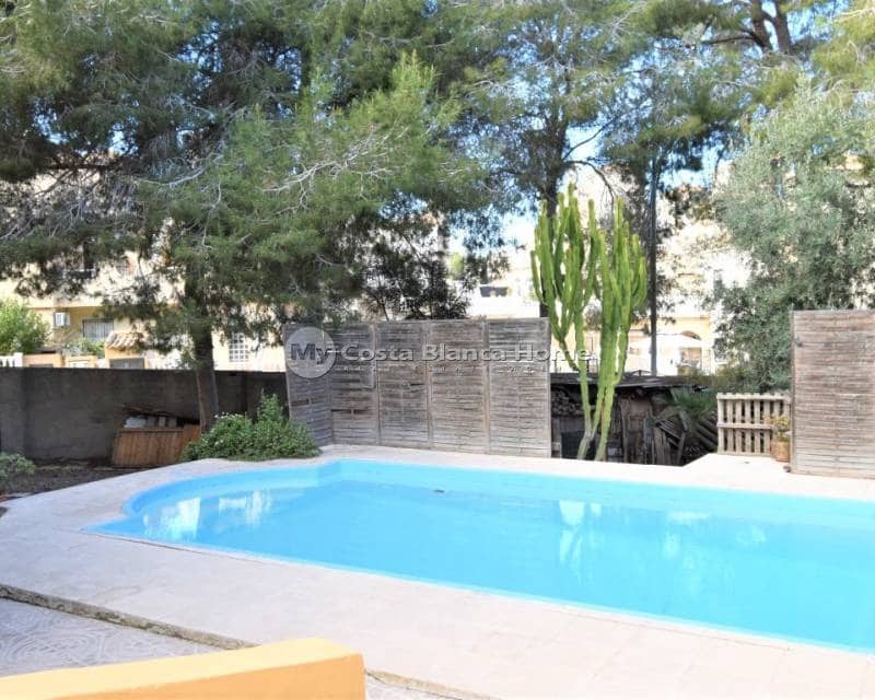 Chalet de 6 habitaciones en Villamartin en venta con piscina - 450.000 € (Ref: 9172019)