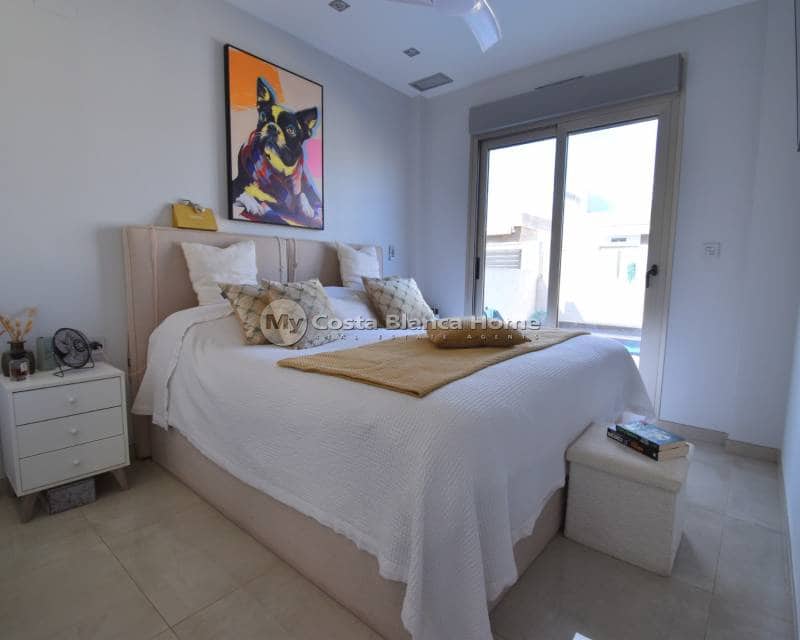 3 bedroom Villa for sale in Villamartin with pool - € 369,950 (Ref: 9172023)