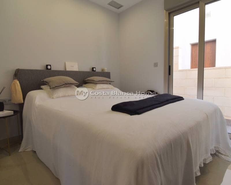 3 bedroom Villa for sale in Villamartin with pool - € 369,950 (Ref: 9172023)