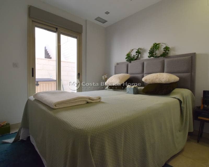 3 bedroom Villa for sale in Villamartin with pool - € 369,950 (Ref: 9172023)