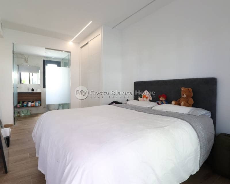 2 bedroom Apartment for sale in Villamartin with pool - € 230,000 (Ref: 9172024)