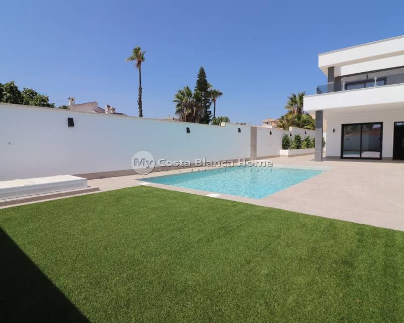3 bedroom Villa for sale in Ciudad Quesada with pool - € 799,900 (Ref: 9172048)