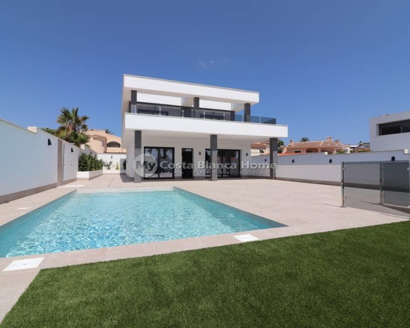 3 bedroom Villa for sale in Ciudad Quesada with pool - € 799,900 (Ref: 9172048)