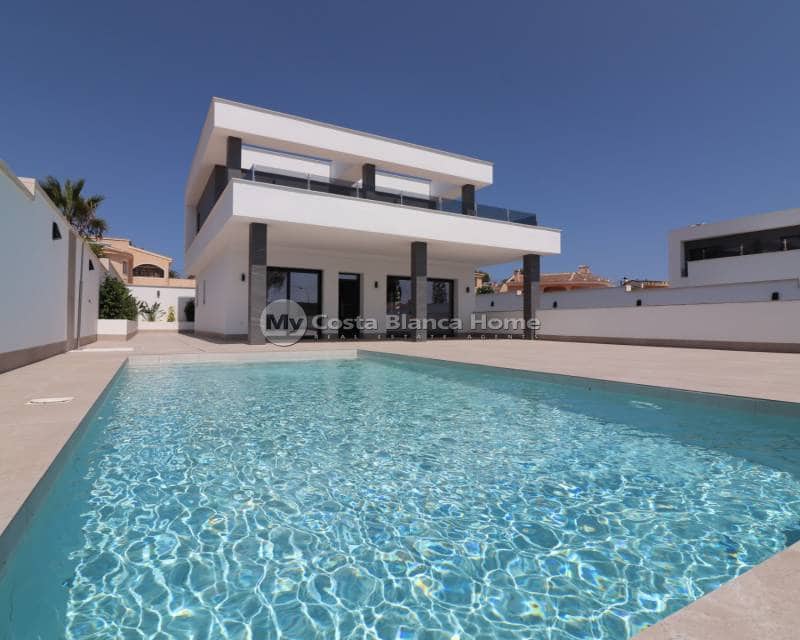 3 bedroom Villa for sale in Ciudad Quesada with pool - € 799,900 (Ref: 9172048)