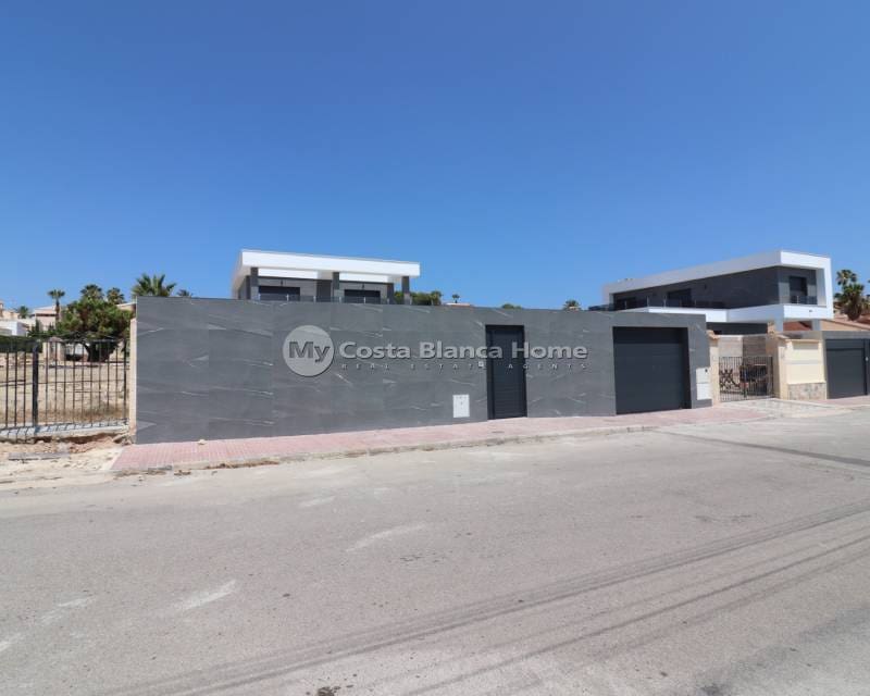 3 bedroom Villa for sale in Ciudad Quesada with pool - € 799,900 (Ref: 9172048)