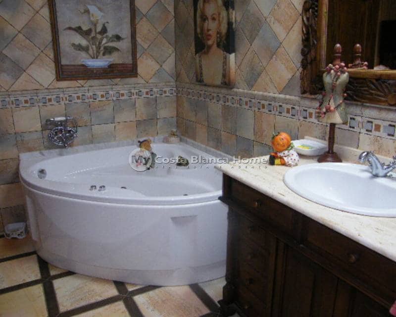 Casa de 5 habitaciones en Daya Nueva en venta - 369.000 € (Ref: 9172225)