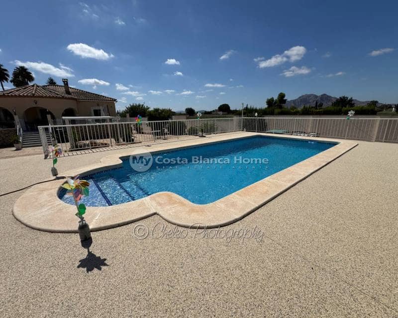 4 makuuhuone Huvila myytävänä paikassa Catral mukana uima-altaan - 369 995 € (Ref: 9235487)