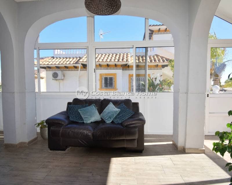 4 slaapkamer Villa te koop in Playa Flamenca met zwembad - € 399.000 (Ref: 9282905)