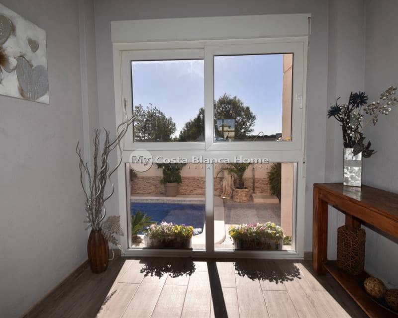 4 slaapkamer Villa te koop in Playa Flamenca met zwembad - € 399.000 (Ref: 9282905)