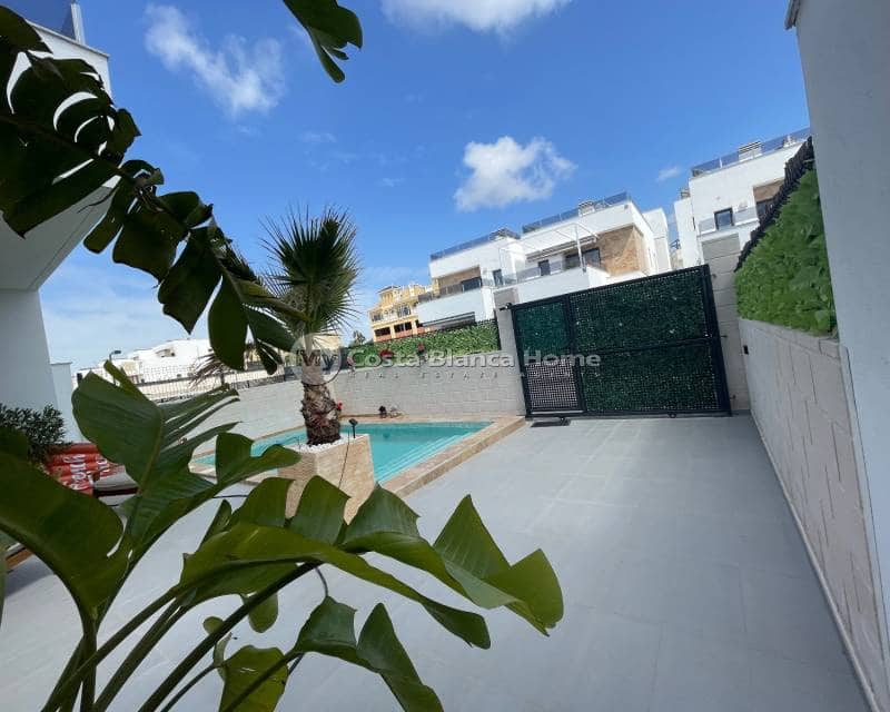 Chalet de 3 habitaciones en Benijófar en venta con piscina - 379.990 € (Ref: 9282915)