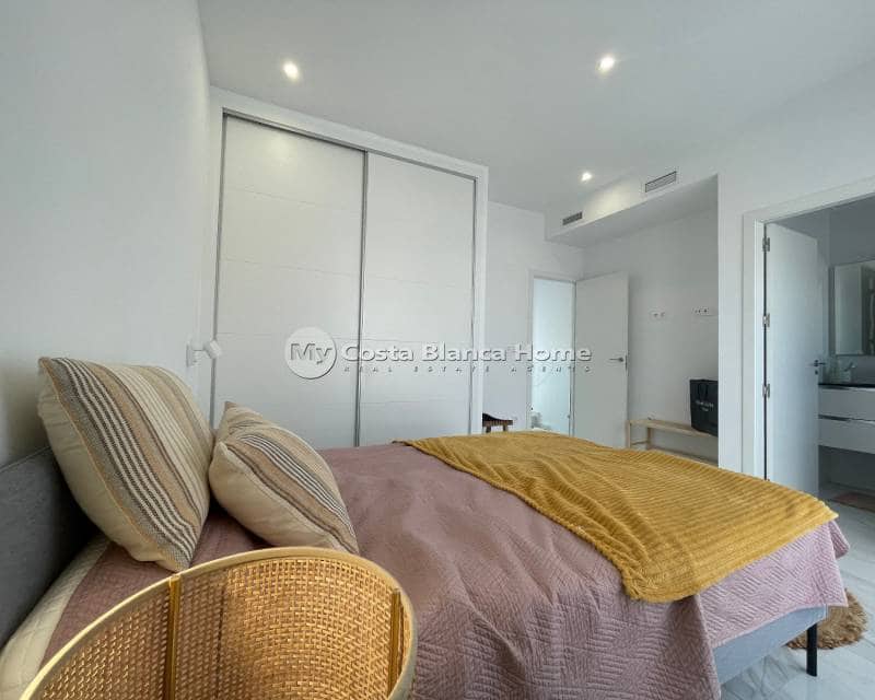 Chalet de 3 habitaciones en Benijófar en venta con piscina - 379.990 € (Ref: 9282915)