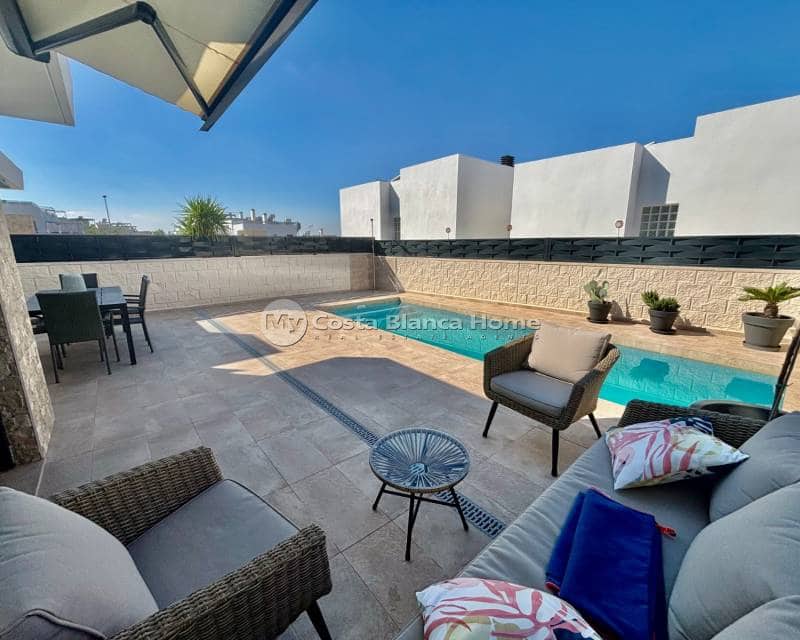 Chalet de 2 habitaciones en Benijófar en venta con piscina - 429.500 € (Ref: 9420551)