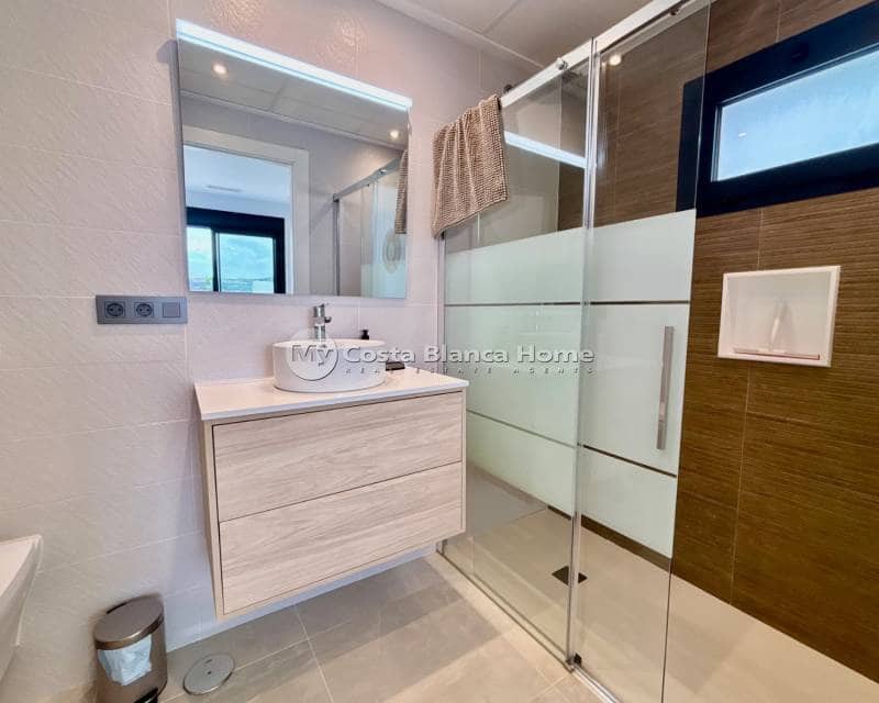 Chalet de 2 habitaciones en Benijófar en venta con piscina - 429.500 € (Ref: 9420551)