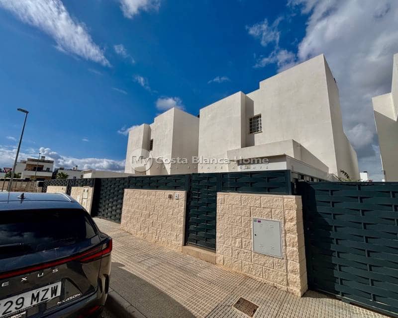 Chalet de 2 habitaciones en Benijófar en venta con piscina - 429.500 € (Ref: 9420551)