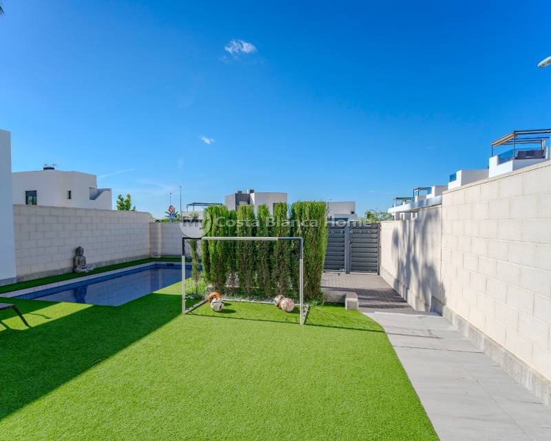 3 soveværelse Semi-Rækkehus til salg i Benijofar med swimmingpool - € 470.000 (Ref: 9420553)
