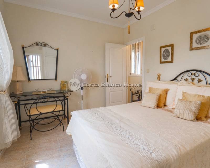 Chalet de 5 habitaciones en Ciudad Quesada en venta con piscina - 350.000 € (Ref: 9420554)