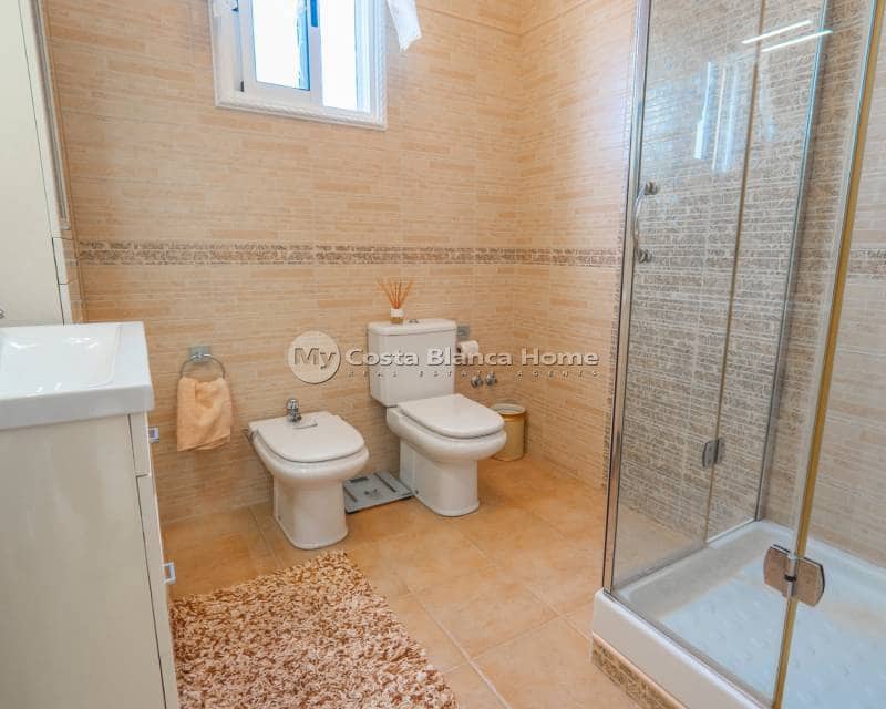 Chalet de 5 habitaciones en Ciudad Quesada en venta con piscina - 350.000 € (Ref: 9420554)