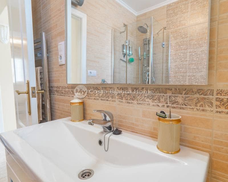 Chalet de 5 habitaciones en Ciudad Quesada en venta con piscina - 350.000 € (Ref: 9420554)