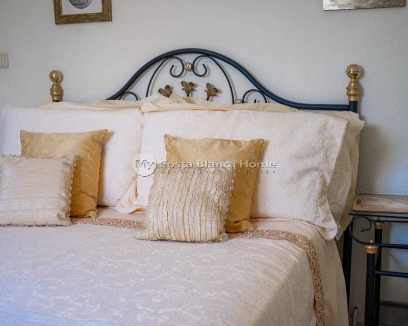 Chalet de 5 habitaciones en Ciudad Quesada en venta con piscina - 350.000 € (Ref: 9420554)