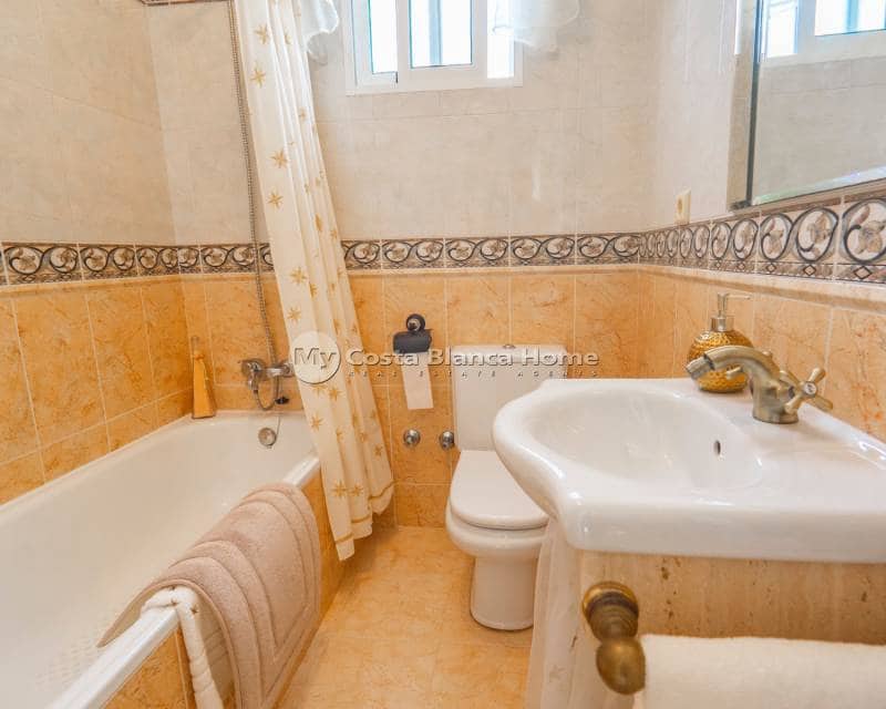 Chalet de 5 habitaciones en Ciudad Quesada en venta con piscina - 350.000 € (Ref: 9420554)