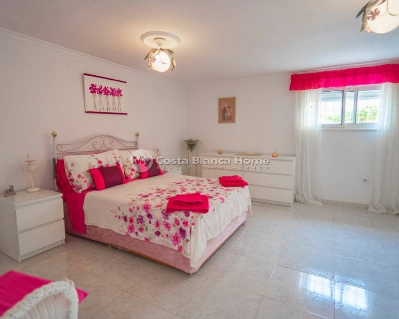 Chalet de 5 habitaciones en Ciudad Quesada en venta con piscina - 350.000 € (Ref: 9420554)