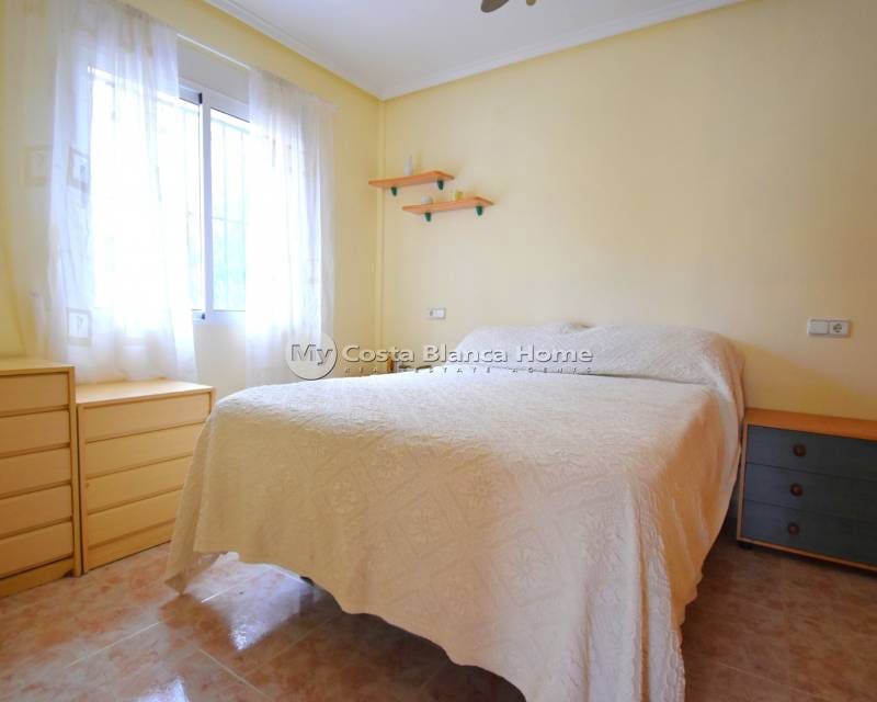 Chalet de 2 habitaciones en Playa Flamenca en venta con piscina - 175.000 € (Ref: 9420557)