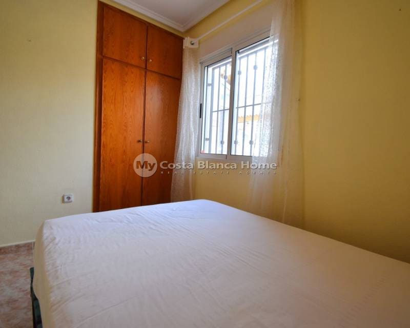 Chalet de 2 habitaciones en Playa Flamenca en venta con piscina - 175.000 € (Ref: 9420557)