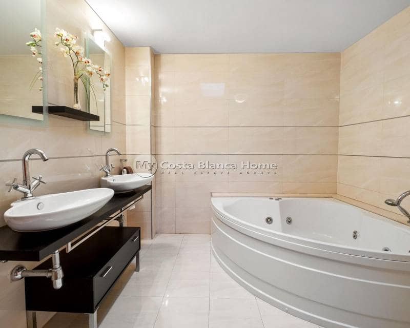 4 bedroom Villa for sale in Rojales - € 389,000 (Ref: 9420558)