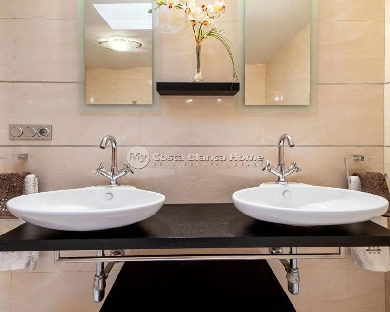 4 bedroom Villa for sale in Rojales - € 389,000 (Ref: 9420558)