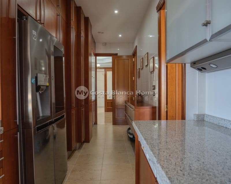 5 slaapkamer Appartement te koop in Benidorm met zwembad - € 1.700.000 (Ref: 9420559)