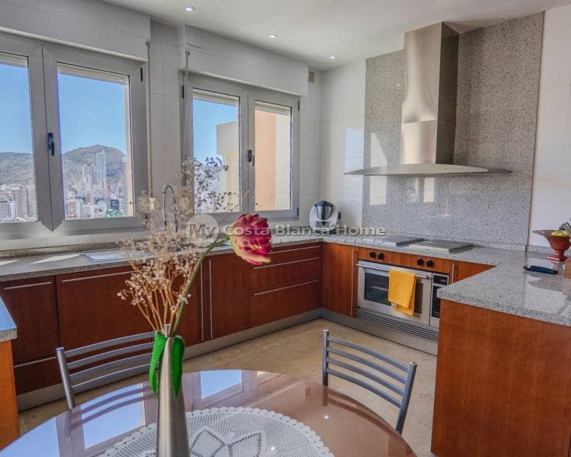 5 slaapkamer Appartement te koop in Benidorm met zwembad - € 1.700.000 (Ref: 9420559)