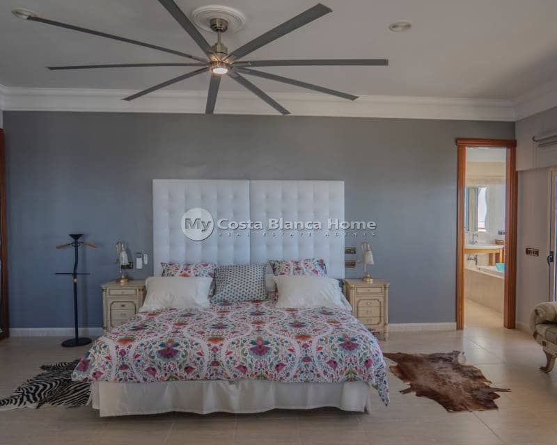 5 slaapkamer Appartement te koop in Benidorm met zwembad - € 1.700.000 (Ref: 9420559)